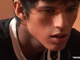 两个拉丁语twinks参与感官口腔和穿透性性爱 hot beard blithe porn