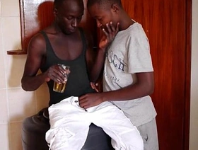 马文（Marvin）和克里斯（Chris）的异族同性恋twink与水玩耍 singapore hot gay porn