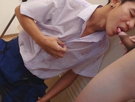 同性恋亚洲人在一个热气腾腾的无鞍场景中脱颖而出 gay porn korean teen