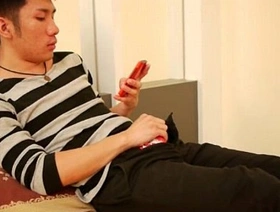 一个年轻的亚洲男人在床上快乐 hot gay shower porn