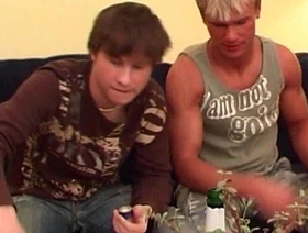 年轻的同性恋twinks在汽车中从事口交和无鞍性爱 japan trance careless porn