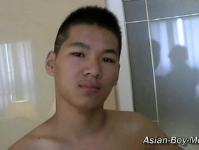 独奏亚洲人与大公鸡一起享受自己的乐趣 japan gay porn hd