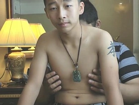 亚洲Twink给一个良好的同性恋伙伴提供了打手枪 chinese cum control gay porn