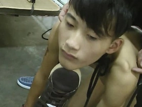 年轻的亚洲twink接受BDSM Doggy风格培训 taiwan gay porn twitter