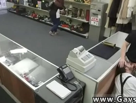 同性恋收银员在亚洲当铺赤裸裸地吹牛 hot gay movies porn