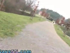 公共同性恋亚洲青少年男孩在手机上有热情的性爱 gay porn indonesia agay