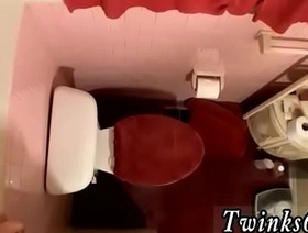 同性恋恋物癖视频特色亚洲男孩在一个充满小便成员的房间里 chinese uncle red gay porn