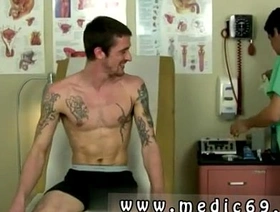 同性恋医生进行蒸蒸日上的体格检查 chinese gay shower porn