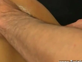 迈克（Mike）是一个来自亚洲的年轻男同性恋男孩，被他的伴侣绑起来并蒙住眼睛 videos gay carnal knowledge hot porn free hd