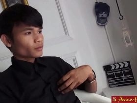 年轻的亚洲twink单独自慰纹身 chinese gay toilet porn