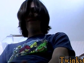 长发和未切割的公鸡的年轻同性恋者自慰和射精 taiwan couple gay porn