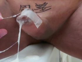 日本同性恋者的未切割的公鸡包裹在录音带中 joyful japan porn tube