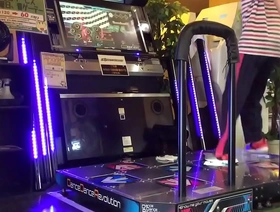 日本同性恋家伙与DDR弄乱了 hot gay kiss sex porn