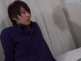 一位名叫Tetsu Kamara的日本大学生在这个成人视频中经历了他的第一次同性恋性接触。 british hot gay porn