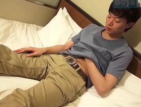 来自日本的年轻而热情的大学生沉迷于自我愉悦，达到高潮 gay hot indian porn