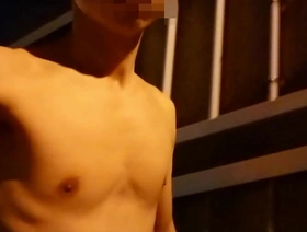 日本男子在一个夜间行人桥上露出一切 hot gay thai porn