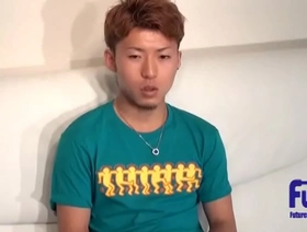 业余同性恋男孩在这个热门视频中获得了他对同性恋的第一个品味！ hot gay porn clips