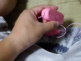 验证视频：真正的业余爱好者与粉红色转子的手淫 hot wild gay porn