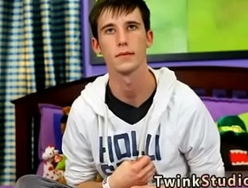 亚洲青少年在原始的同性恋性场景中被肌肉发达的中年螺柱击中 chinese flunkey porn gay