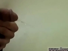 年轻的亚洲男人在业余视频中探索同性恋色情和小便 very hot gay porn