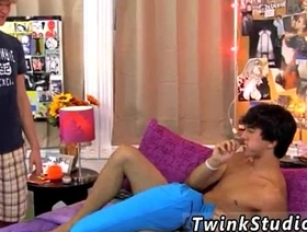 年轻的twinks在中国从事热情的同性恋性爱 gay in person asia porn