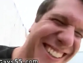 与一个年轻的中国男子和一个安全官员在购物中心的同性恋相遇 gay porn korean enticing