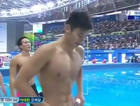 亚洲大块头炫耀他的腹肌，在裸体中游泳 free asia gay porn