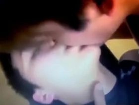 与亚洲男人探索口头愉悦的感性同性恋相遇 indonesia muscle gay porn