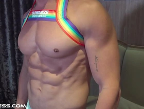 适合亚洲人的男人炫耀他的肌肉体质和凿子的腹肌 asia elated porn movies videos