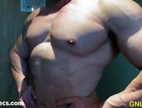 亚洲大块子取悦自己，抚摸他的乳头 japan old gay porn